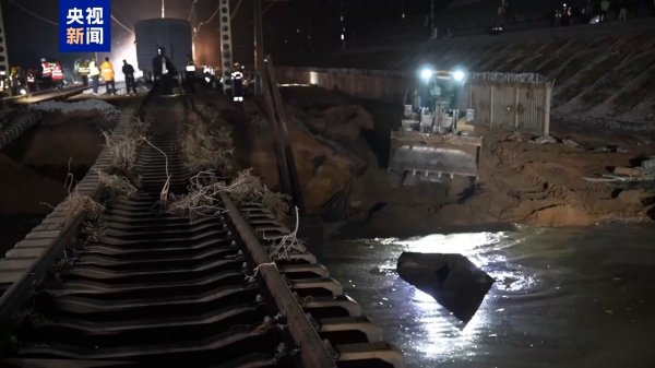 牛操盘 内蒙古包兰铁路因暴雨中断行车，正在抢修，预计今日通车